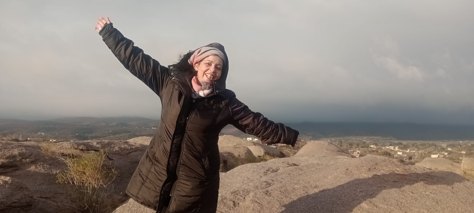 María Belén al aire libre, en la montaña